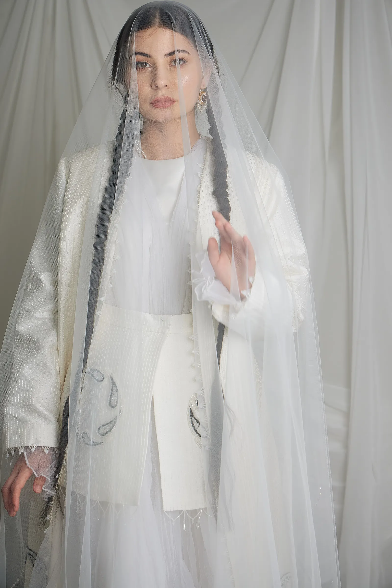 Авторский чапан  “Qalampirgul” в белом цвете